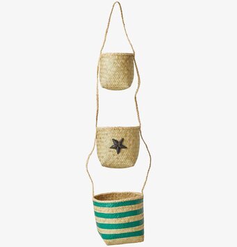 Bild av hängande korgar i naturmaterial och färger