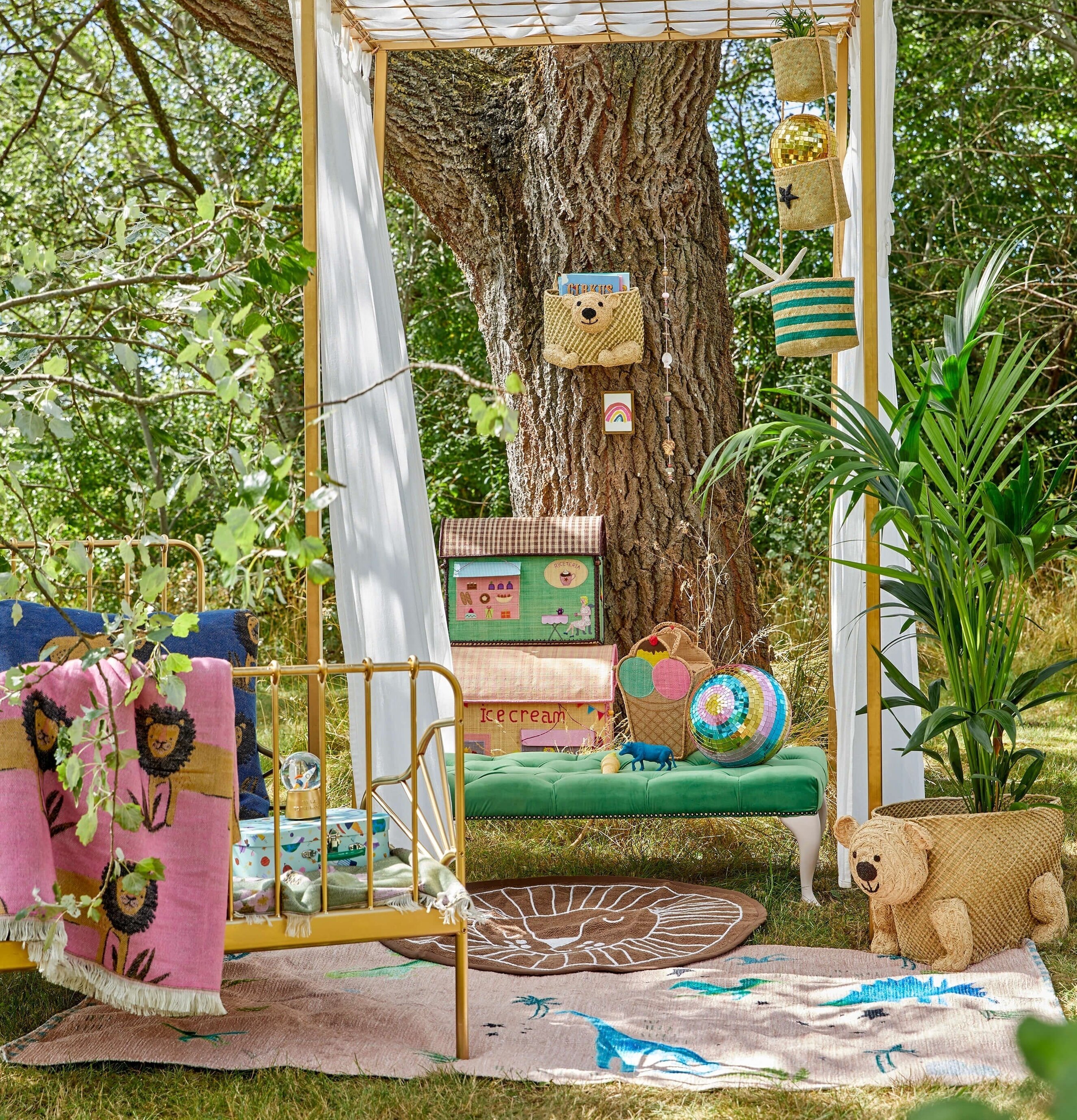 Hängande Korgar Star från Rice i en mysig utomhusmiljö