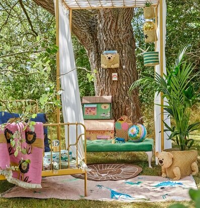 Bild av idyllisk utomhusmiljö med lekfulla detaljer