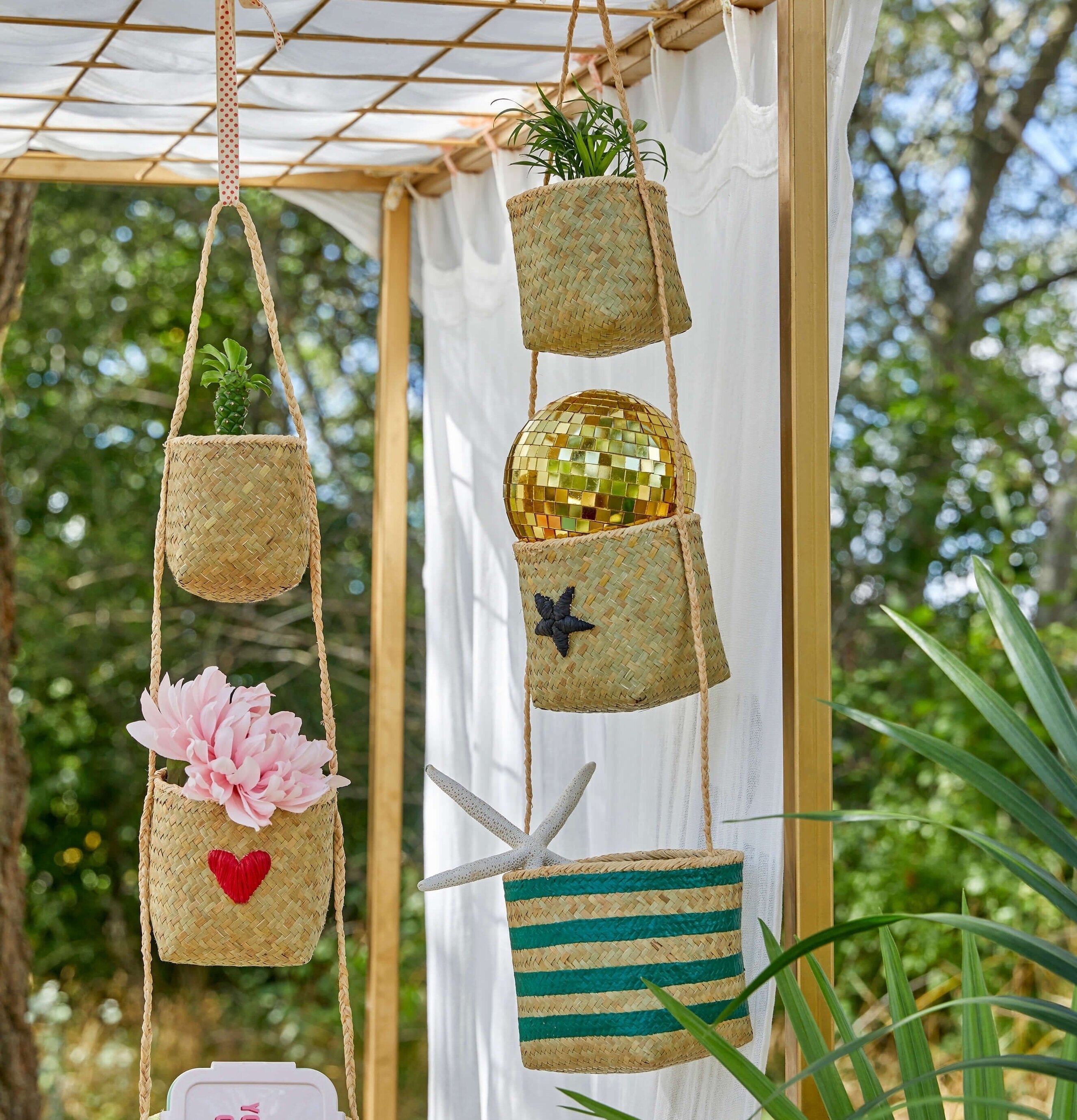 Bild av hängande korgar i grönskande utomhusmiljö