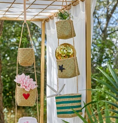 Bild av hängande korgar i grönskande utomhusmiljö