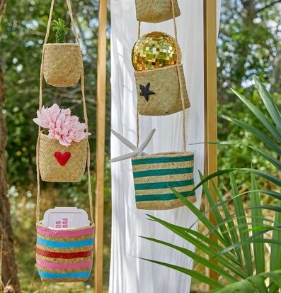 Bild av vackra hängande korgar i naturlig miljö