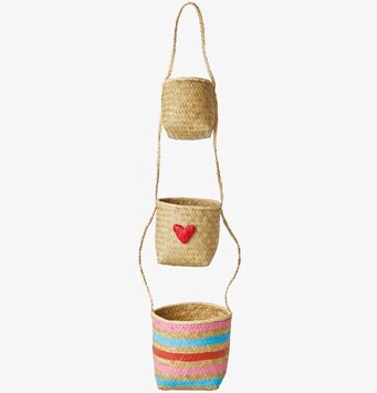 Bild av hängande korgar med hjärt- och randmotiv