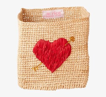 Bild av charmig korg med rött hjärta och gyllene pil