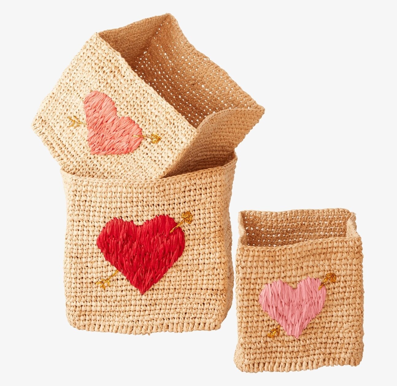 Foto av tre rustika korgar med hjärtbroderier