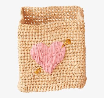 Foto av unik korg med rosa hjärta och gyllene pil