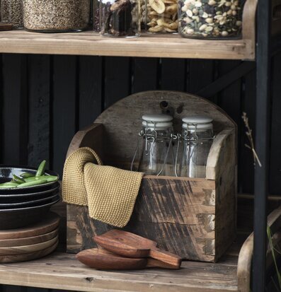 Bild av välorganiserad kökshylla med träbox och skålar