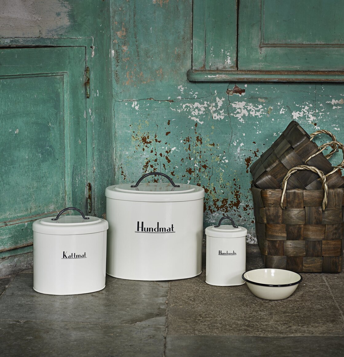 Plåtburk Ralf Hundgodis från Strömshaga i rustik miljö