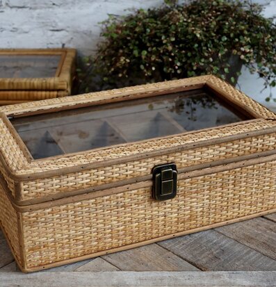 Bild av flätad rottinglåda med glaslock och mässingsspänne