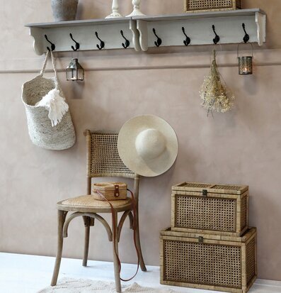 Bild av stilfull inredning med naturliga material