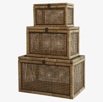 Bild av tre flätade rottinglådor i staplad formation