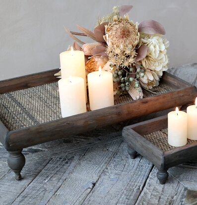 Bild av elegant träbricka med ljus och blommor