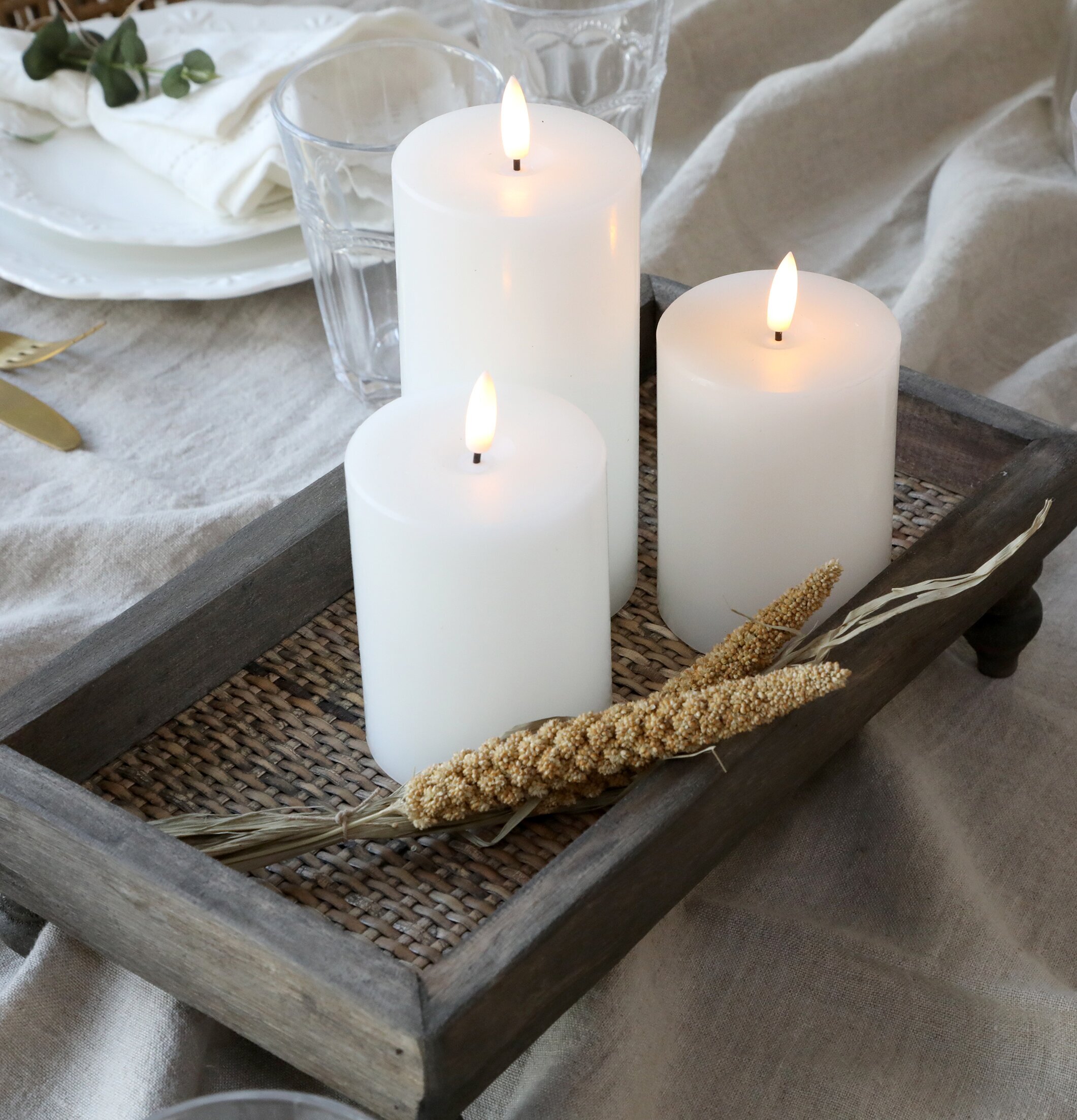 Bild av elegant inredning med ljus och trädetaljer