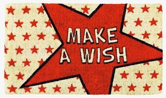 Bild på dörrmatta med röd stjärna och text MAKE A WISH