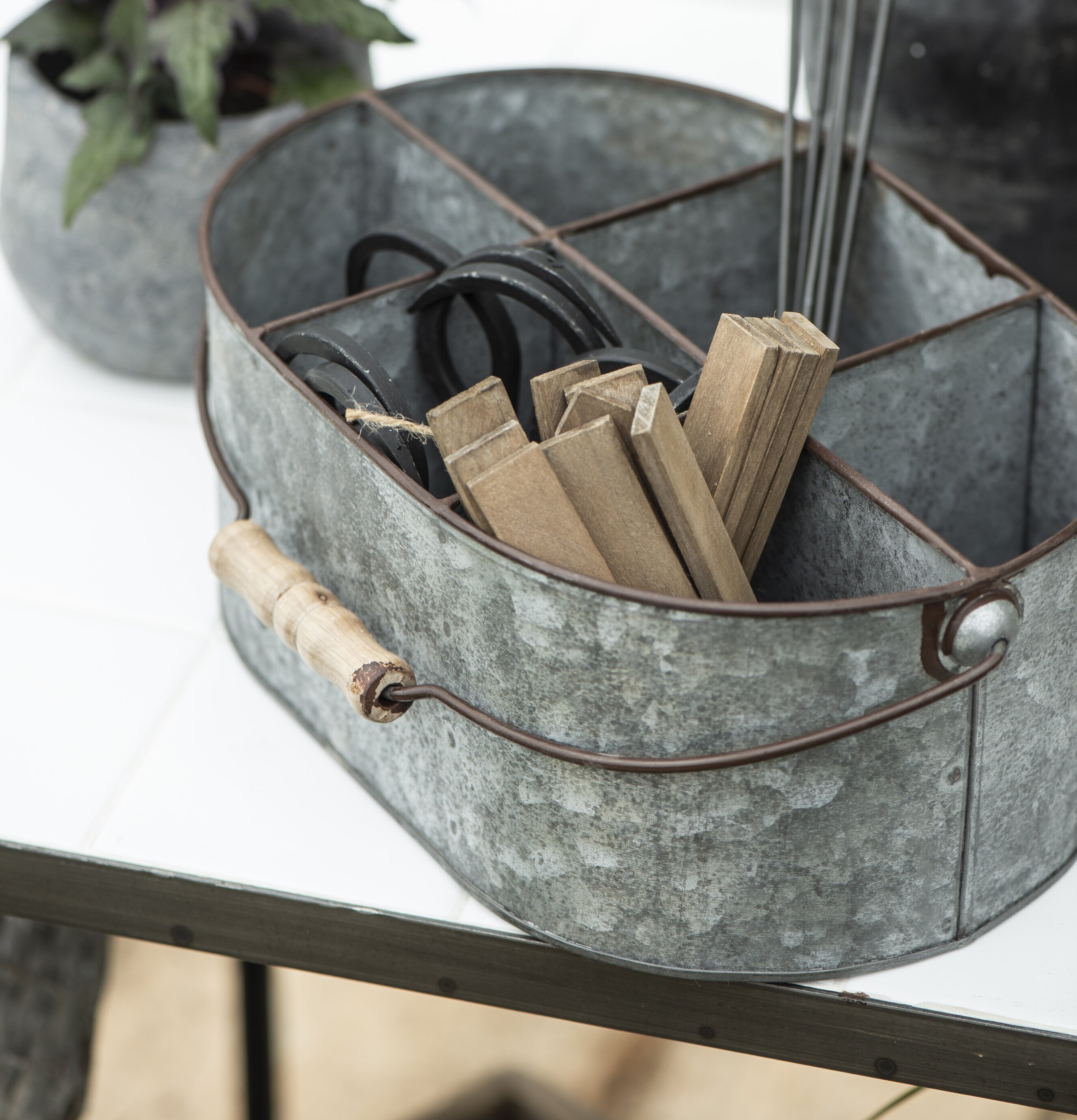 Foto av rustik zinkkorg med trädgårdsredskap