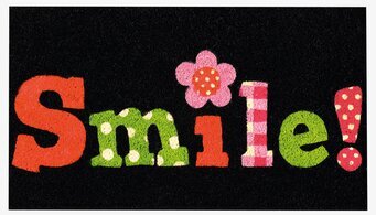 Foto: Färgglad dörrmatta med lekfull design och mönster