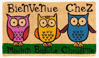 Bild av färgglad dörrmatta med stiliserade ugglor