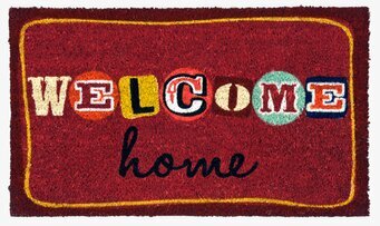 Bild av röd dörrmatta med färgglada bokstäver och textur