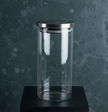 Bild av stilren glasburk med metallock i köket