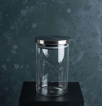 Bild av elegant glasburk med metallock och design