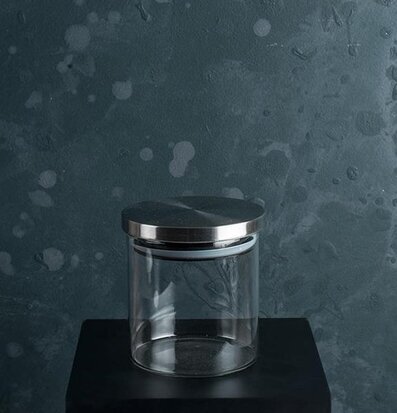 Bild av elegant glasburk med lock och stilren design