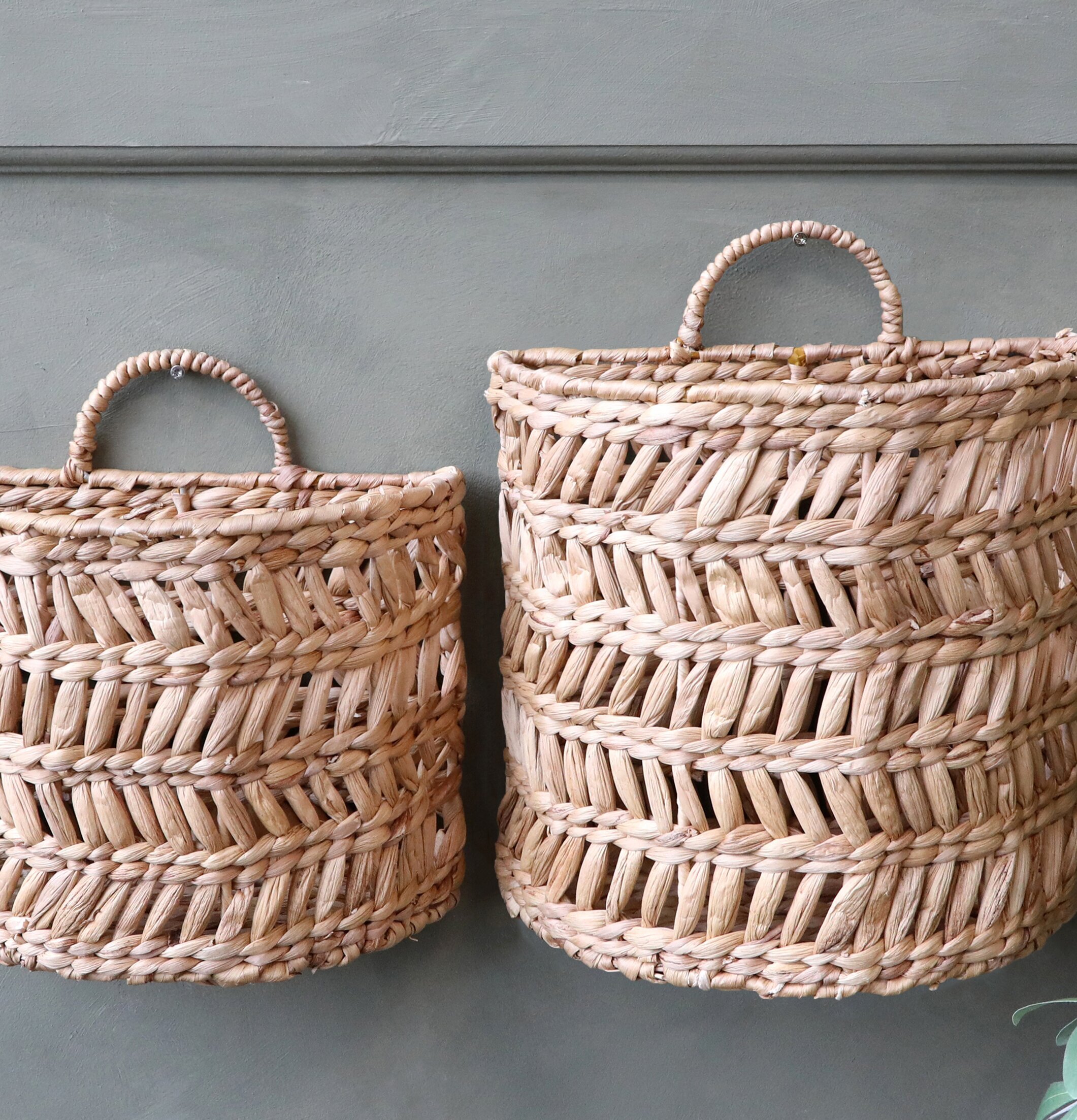 Väggkorg Med Flätat Mönster från Chic Antique på grå vägg
