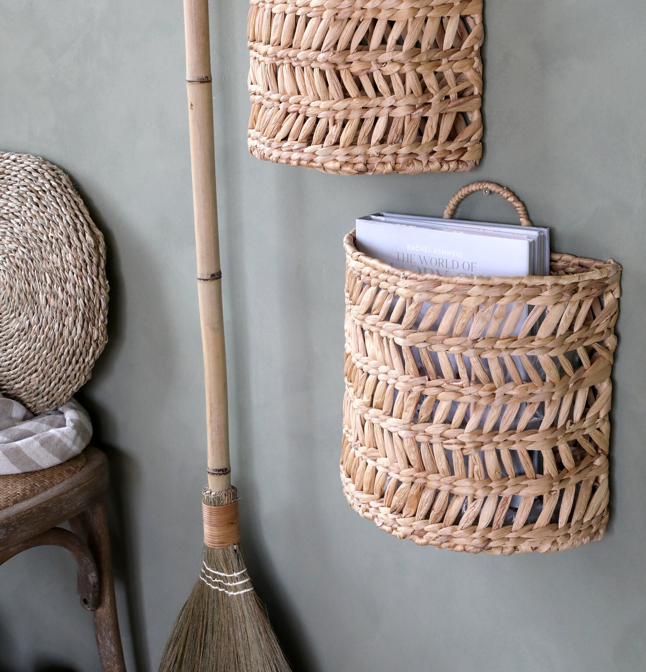 Väggkorg Med Flätat Mönster från Chic Antique på grön vägg