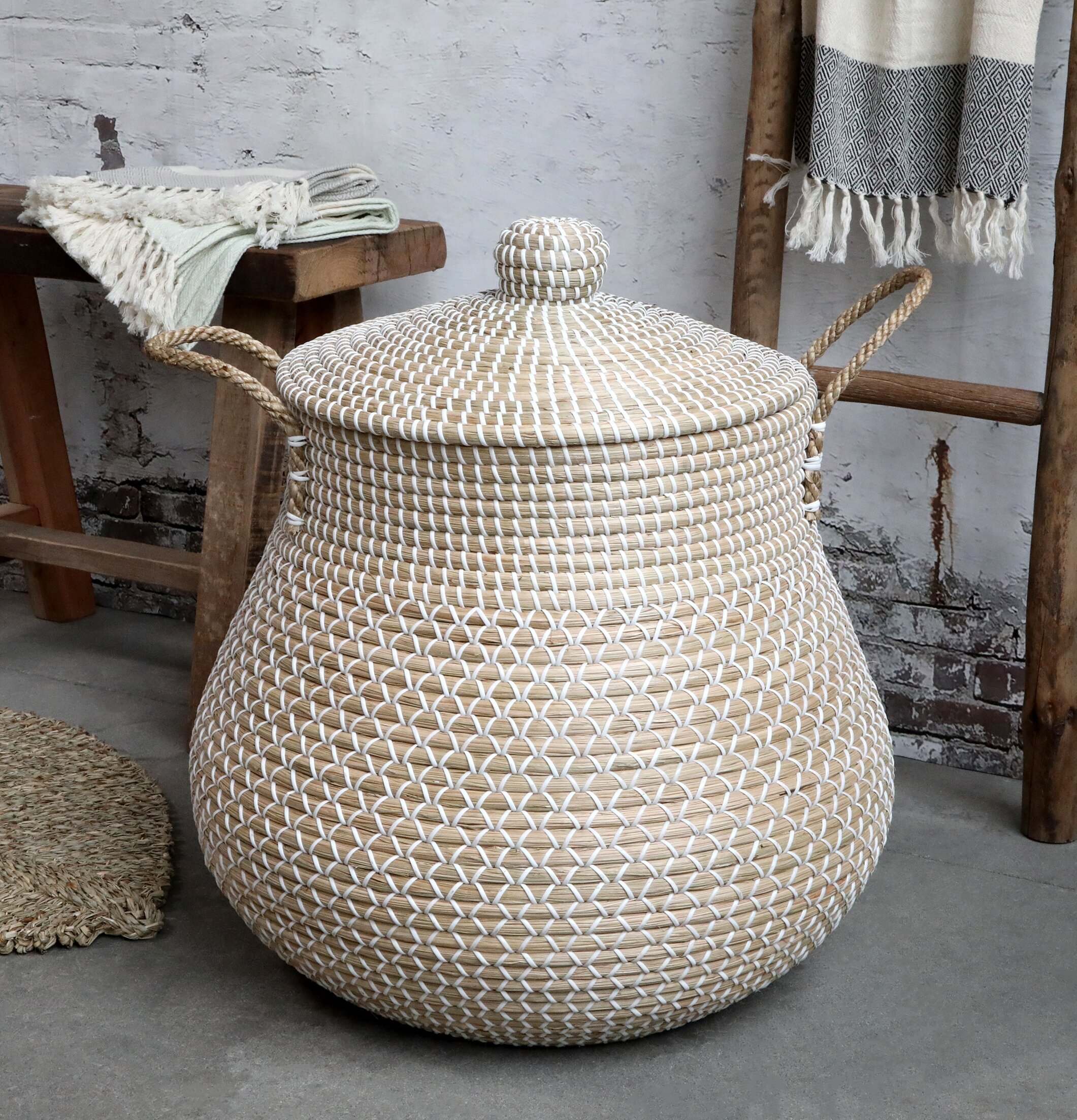 Korg Med Flätat Handtag & Lock från Chic Antique i rustik miljö