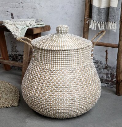 Bild av rustik korg i jordnära och harmonisk miljö