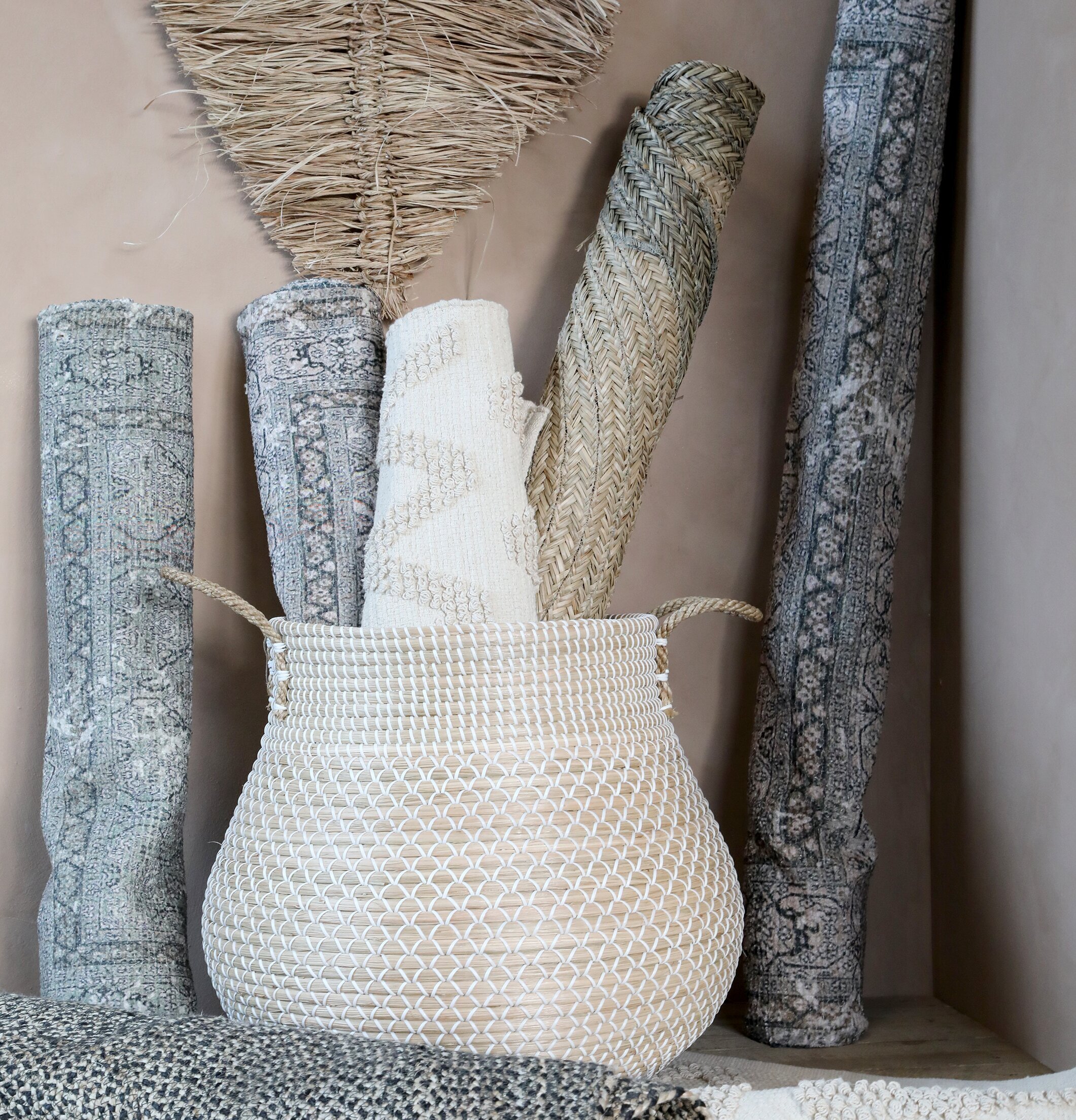 Bild av elegant korg med textilier och naturliga toner