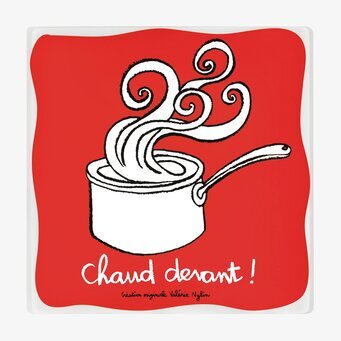 Bild av konstnärlig kastrull med ånga och röd bakgrund