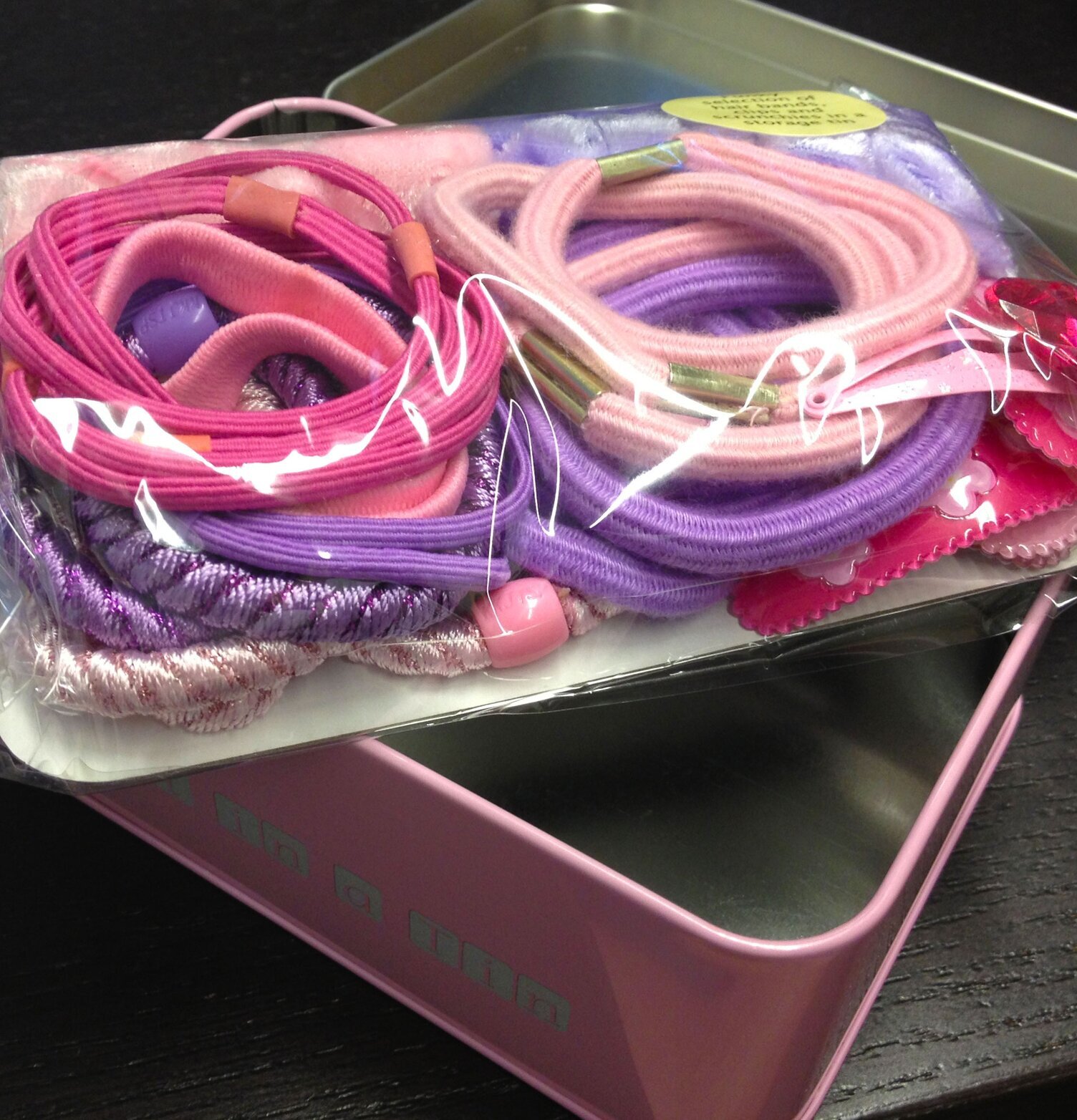 Plåtburk Håraccessoarer från Apples to Pears på mörk yta