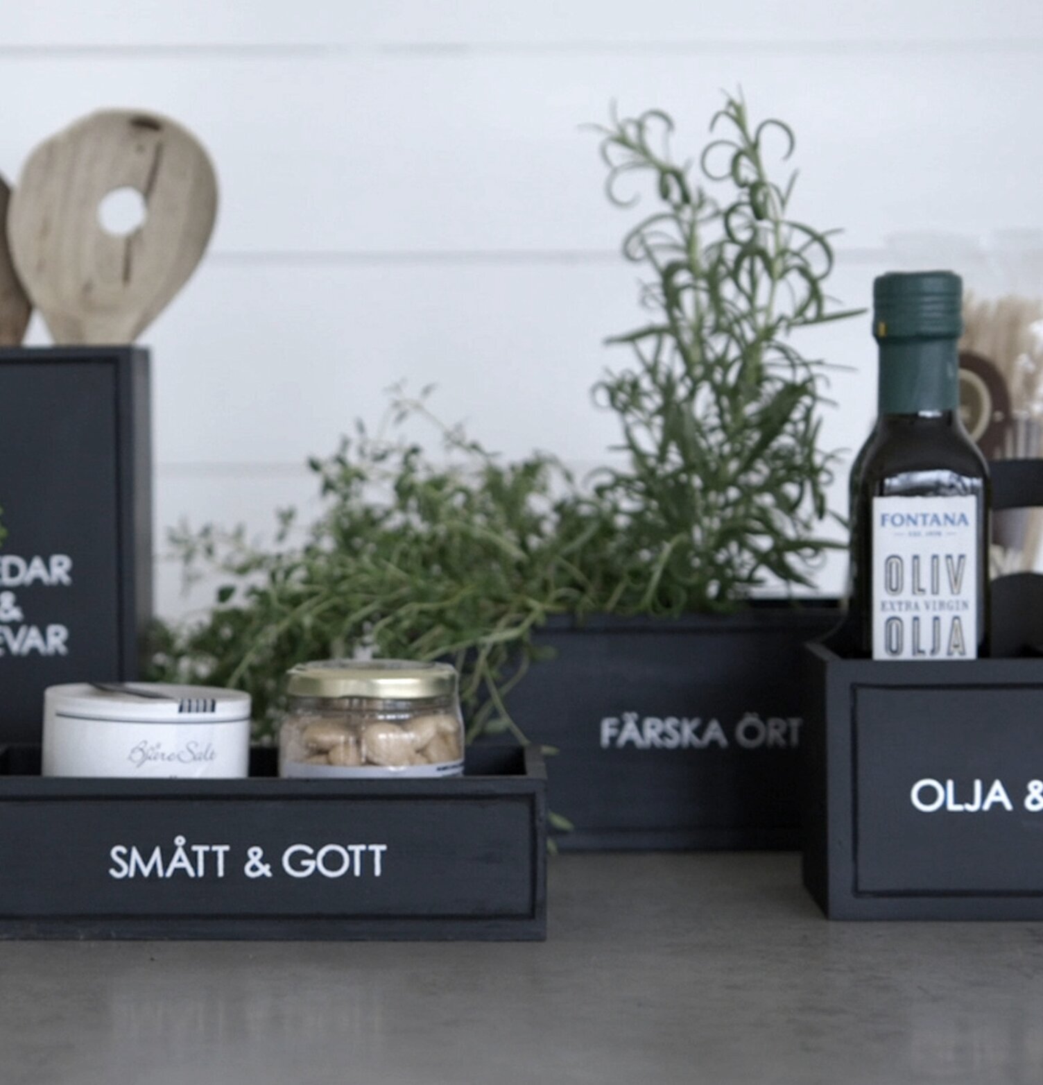 Trälåda Färska Örter Svart från Different Design i köket