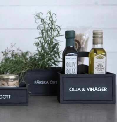 Bild av elegant och välorganiserat köksutrymme