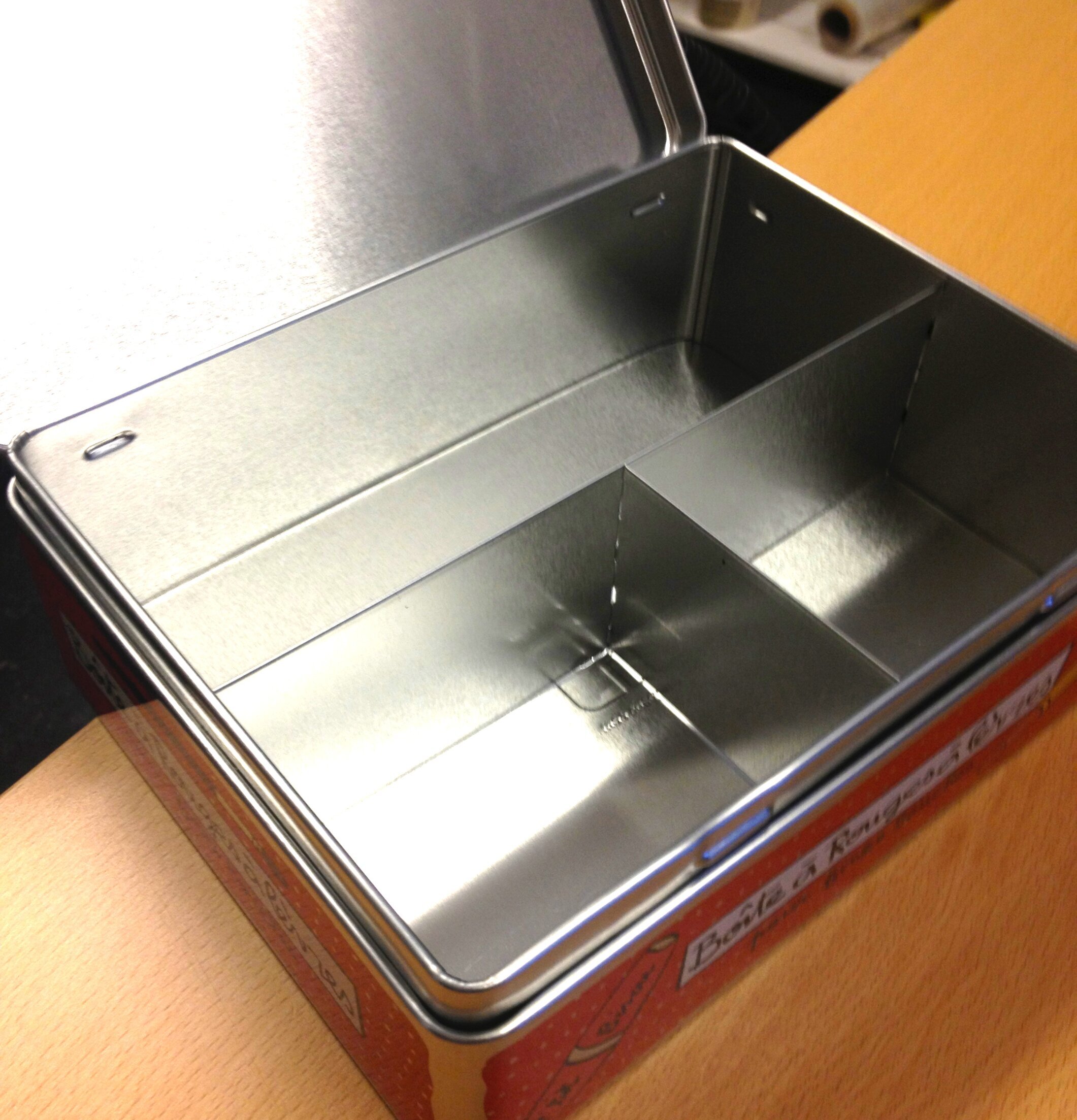 Plåtburk Läppstift Indelad från Derriére la porte på skrivbord