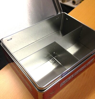 Plåtburk Läppstift Indelad från Derriére la porte på skrivbord