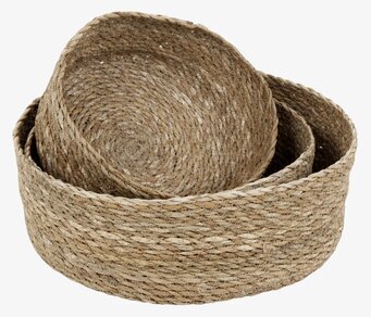 Bild av naturliga flätade korgar för stilren förvaring