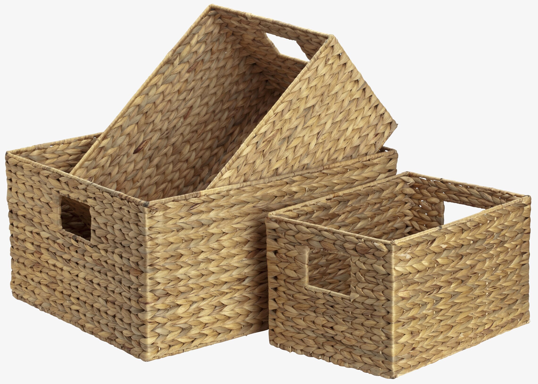 Foto av två flätade förvaringskorgar i naturmaterial