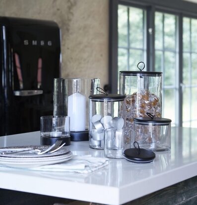 Bild av harmoniskt kök med stilrena detaljer