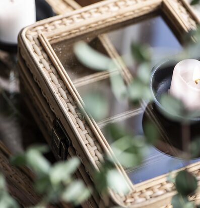 Foto av stilfullt smyckeskrin med naturlig design