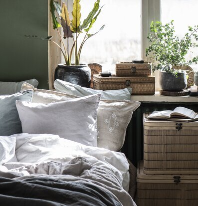 Bild av harmoniskt sovrum med naturmaterial och växter