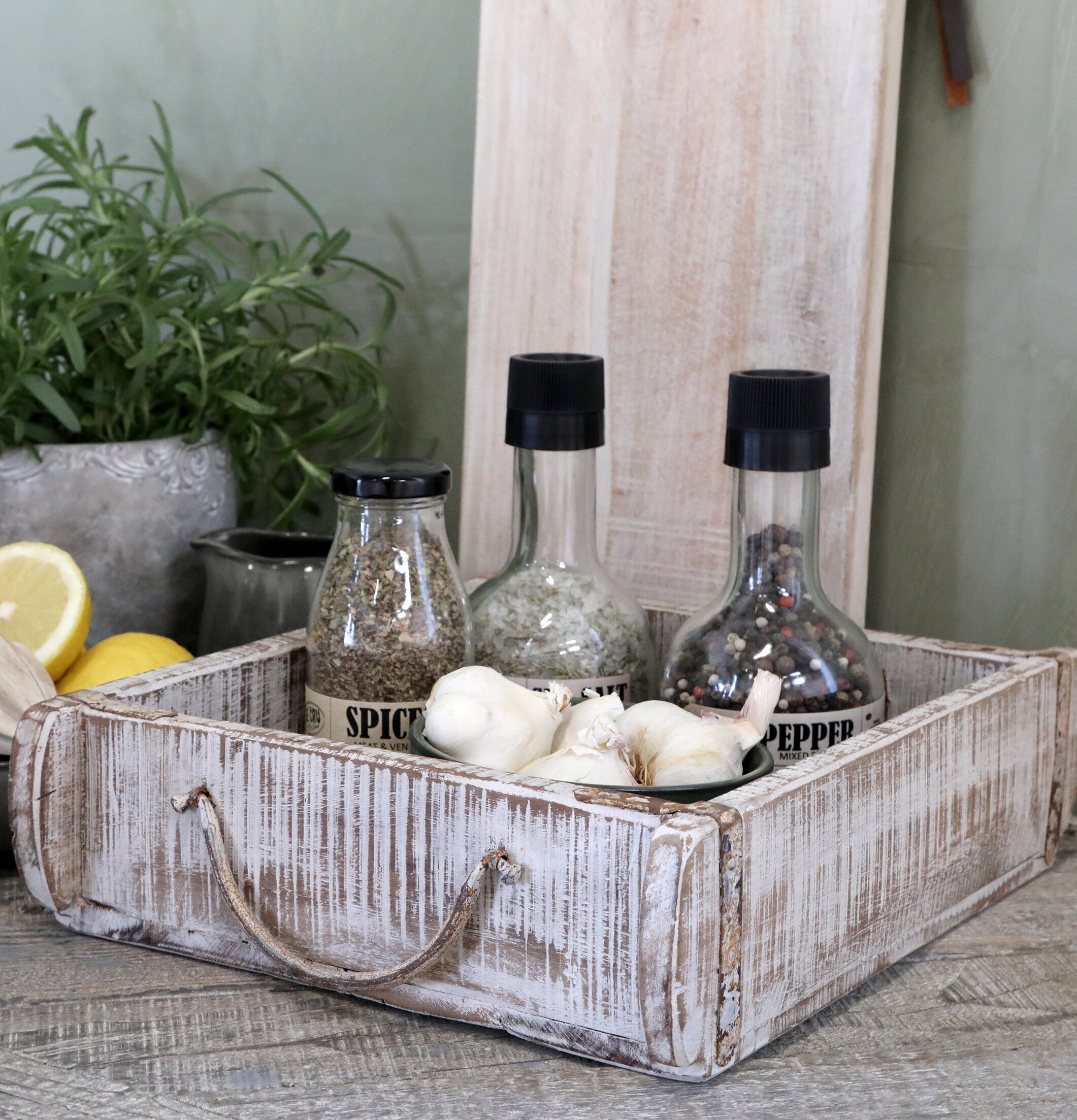 Bild av raffinerad köksmiljö med antik trälåda