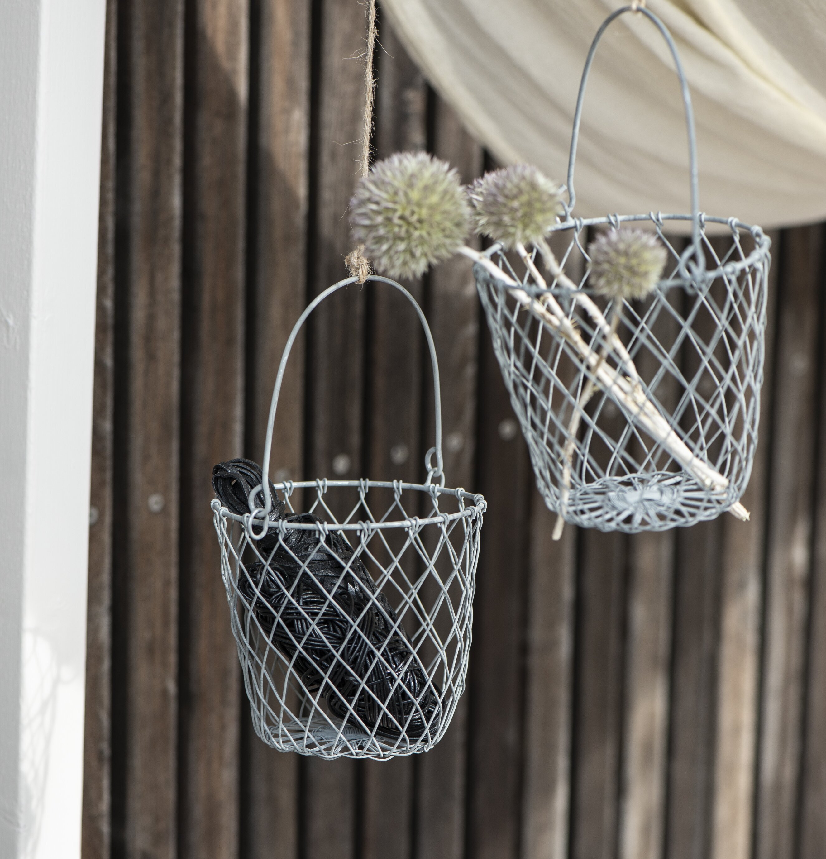 Bild av metallkorgar i rustik och naturlig miljö