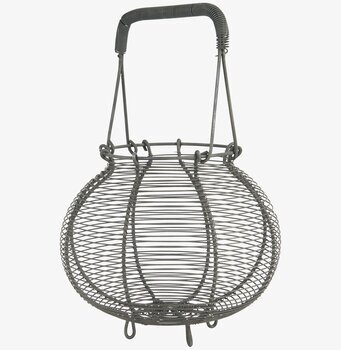 Bild av elegant trådkorg med praktiska egenskaper