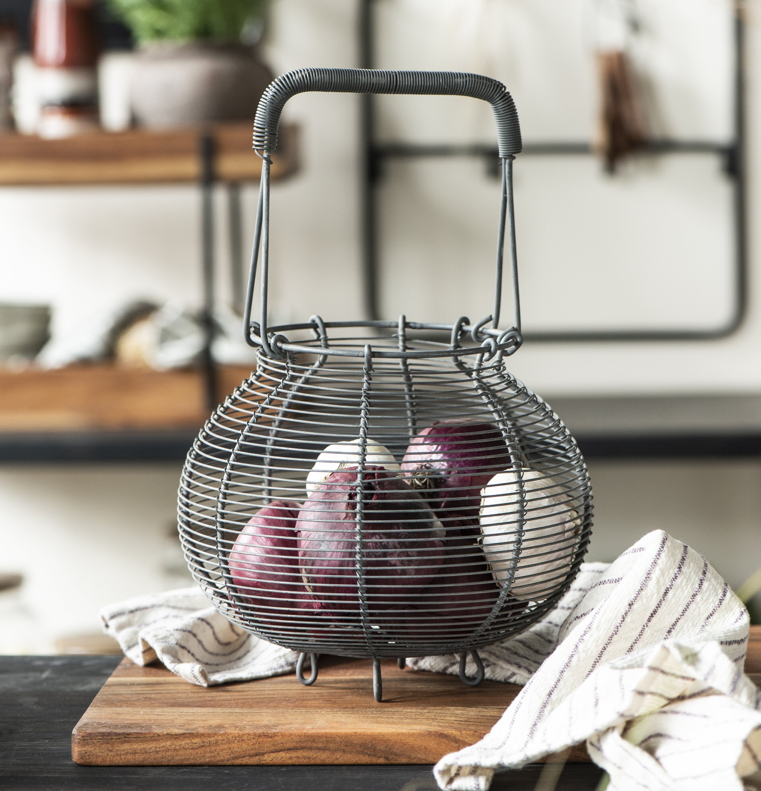 Foto av stilfull trådkorg i hemtrevlig köksmiljö