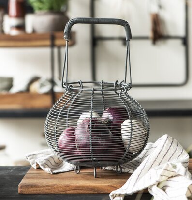 Foto av stilfull trådkorg i hemtrevlig köksmiljö