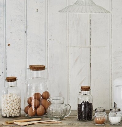 Bild av charmig köksmiljö med glasburkar och korklock