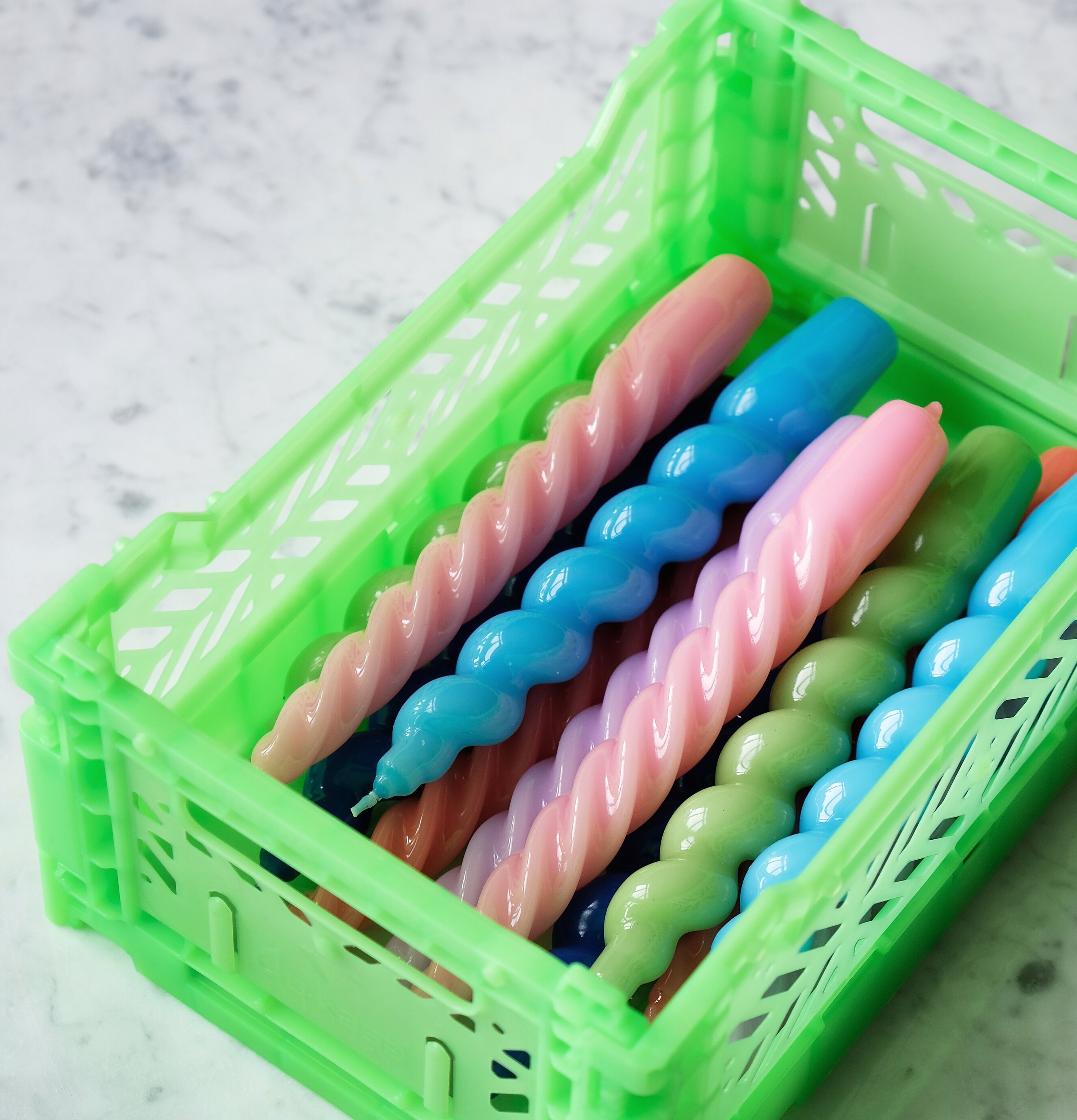 Bild av elegant förvaringslösning med färgglada ljus