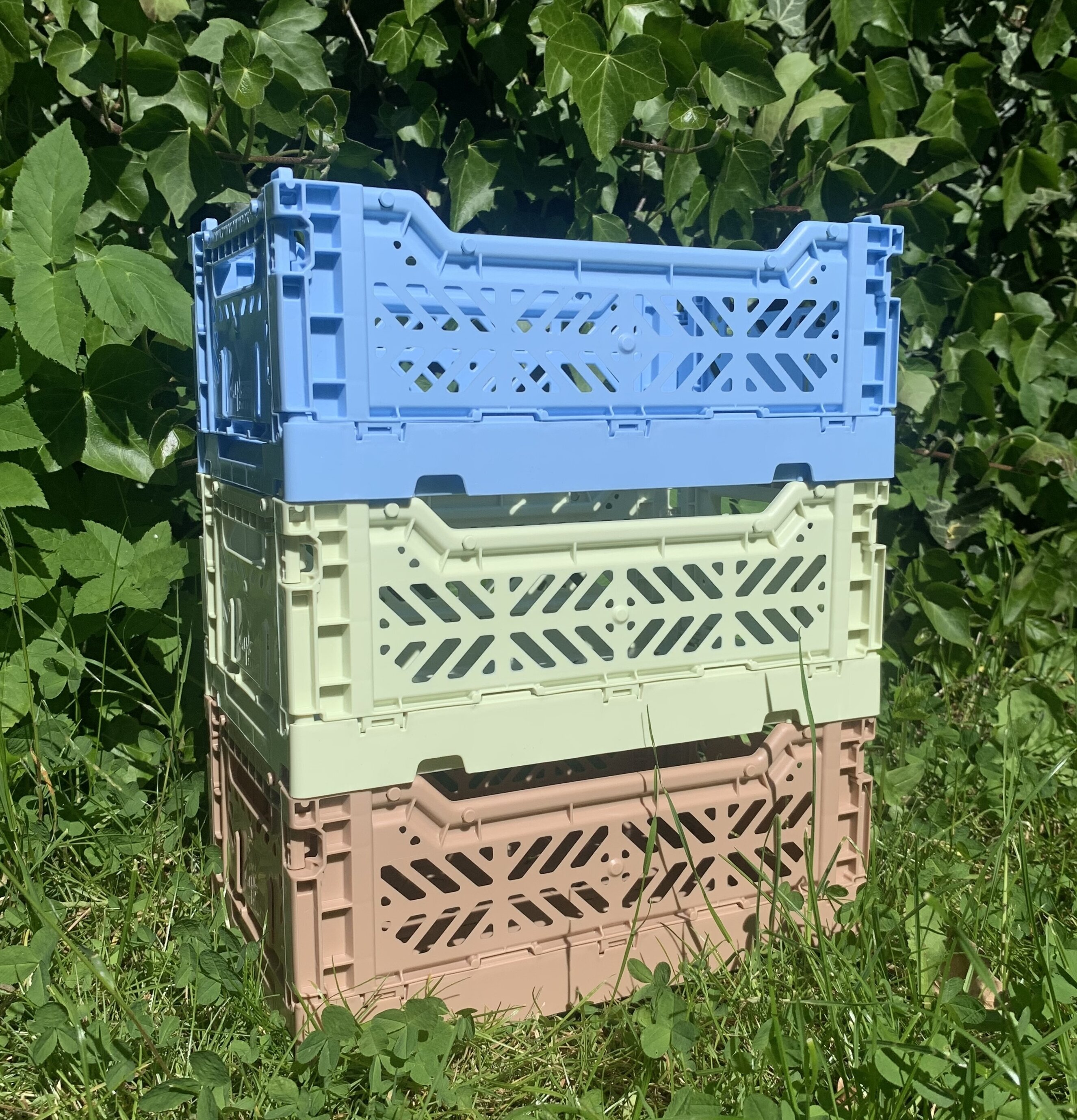 Bild av staplade plåtlådor med stil och funktion