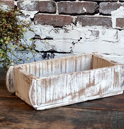 Foto av antik vit trälåda med rustik charm